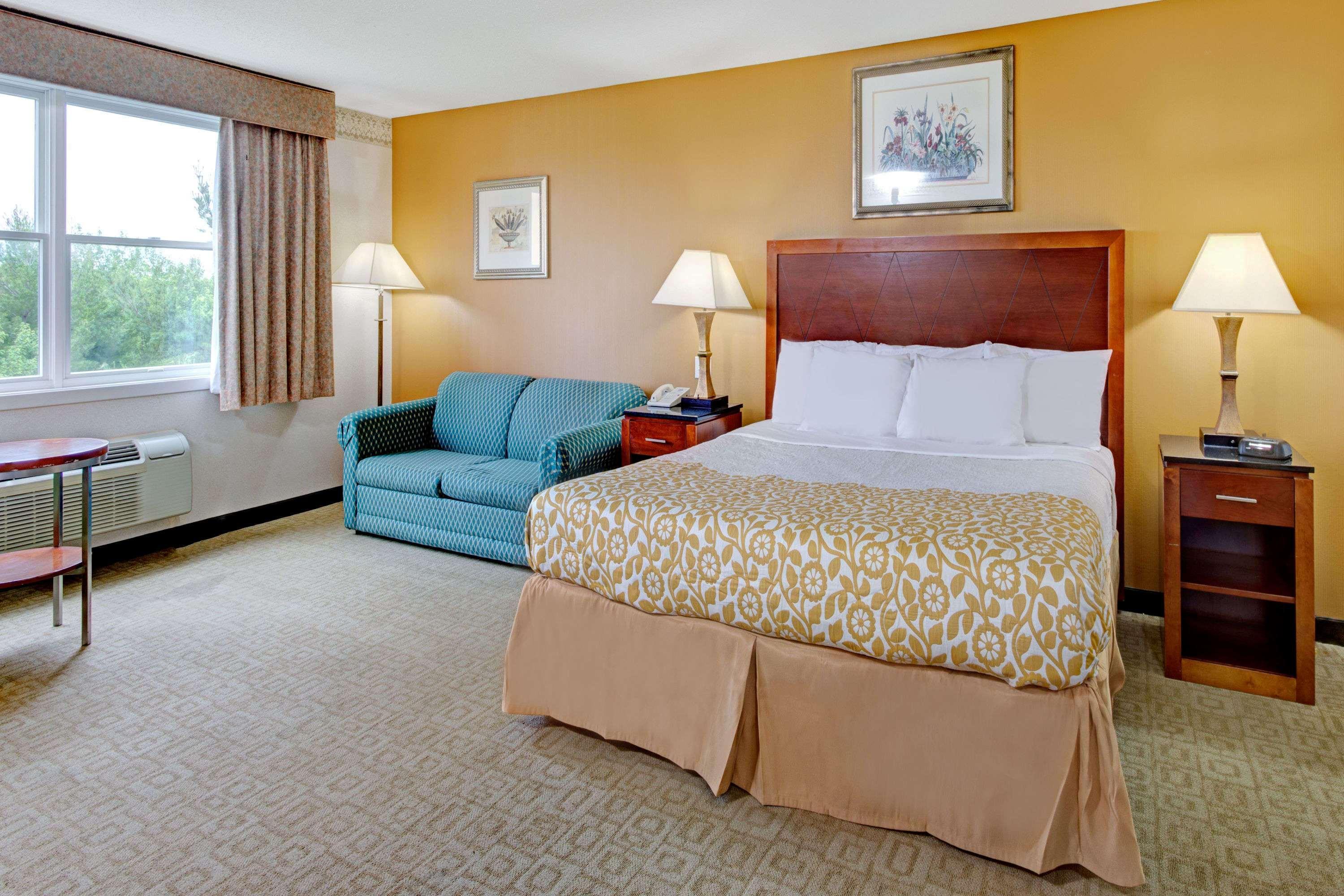 Days Hotel By Wyndham Methuen Ma Conference Center Екстериор снимка
