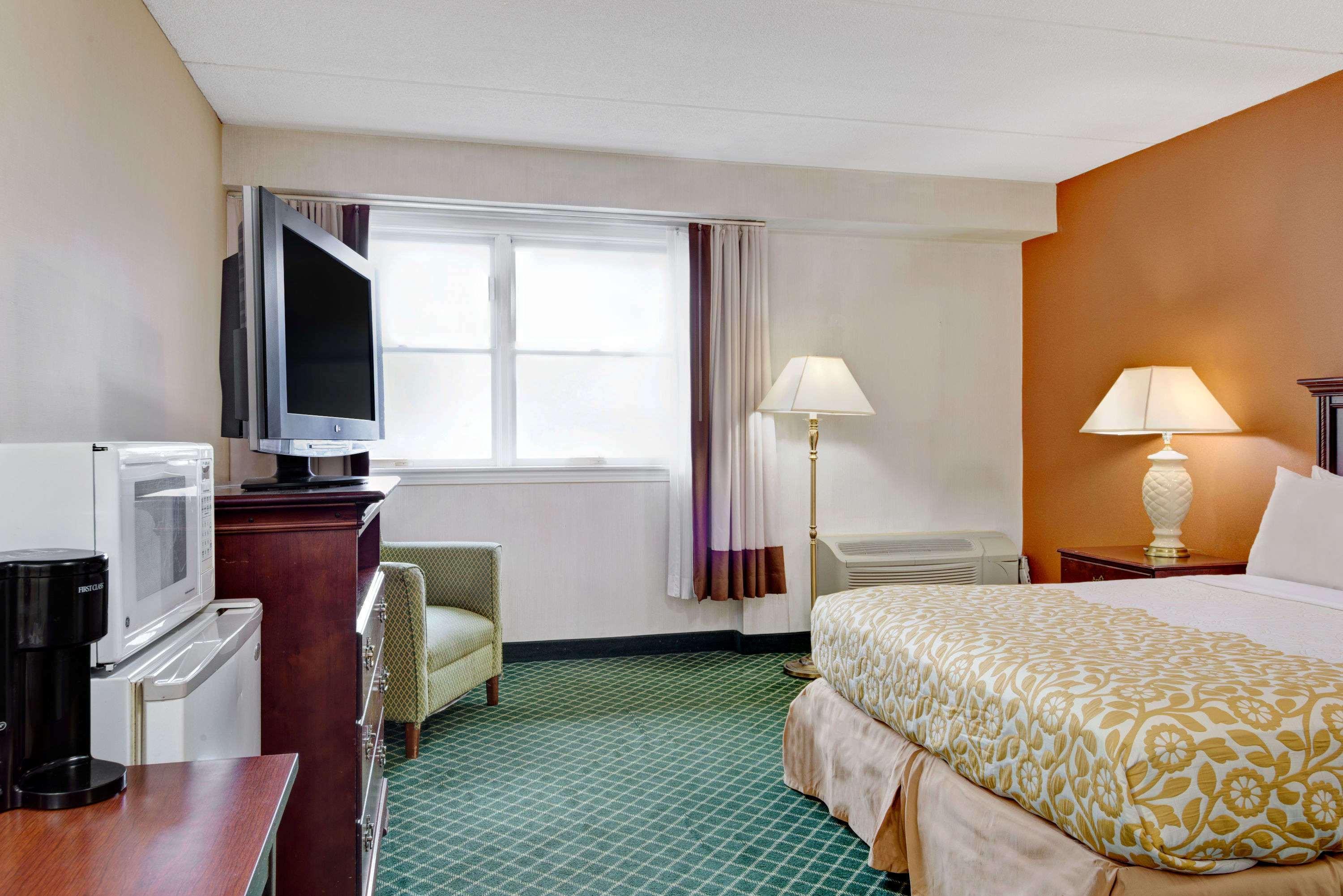 Days Hotel By Wyndham Methuen Ma Conference Center Екстериор снимка