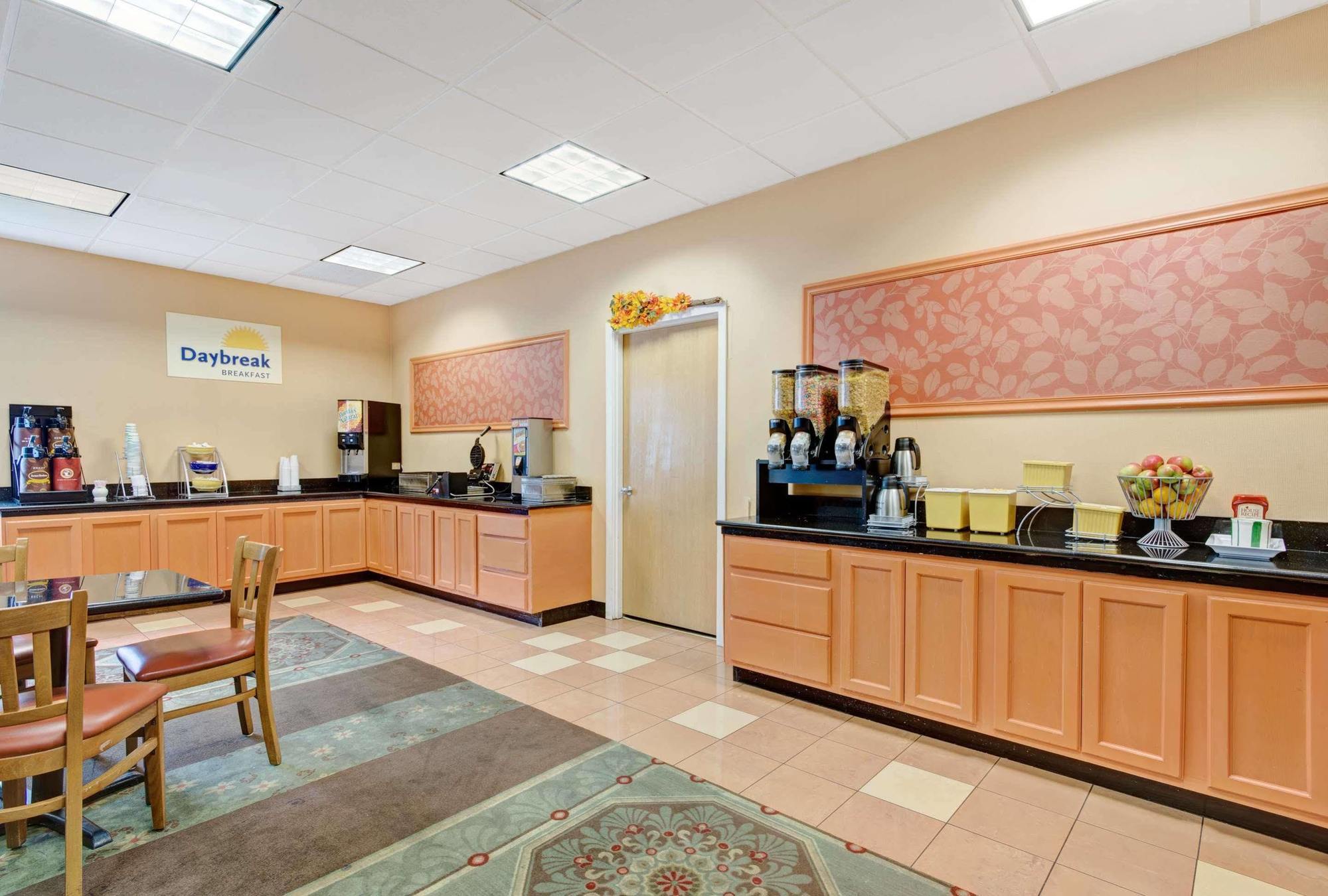 Days Hotel By Wyndham Methuen Ma Conference Center Екстериор снимка