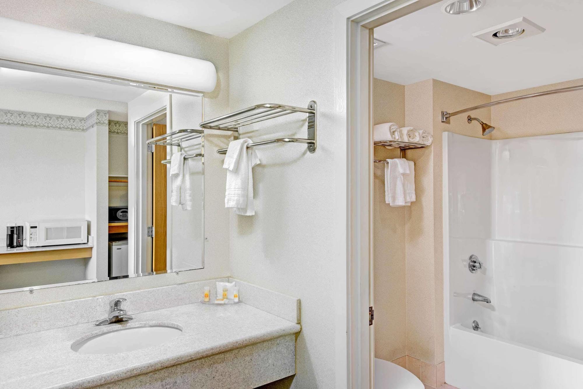 Days Hotel By Wyndham Methuen Ma Conference Center Екстериор снимка